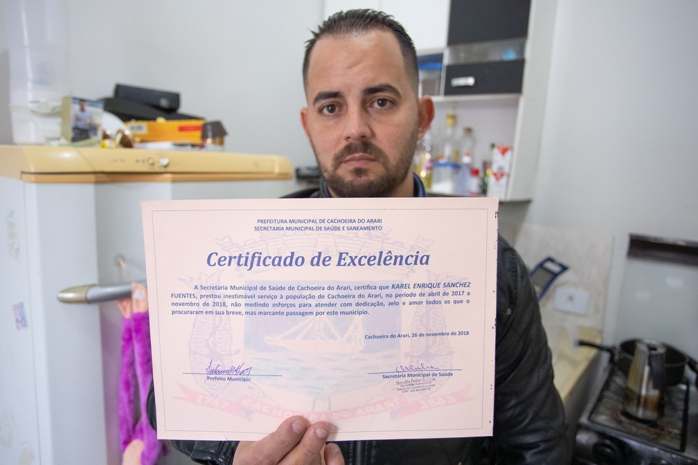 O mÃ©dico cubano Karel Sanchez Fuentes recebeu Certificado de ExcelÃªncia da prefeitura de Cachoeira do Arari (PA), cidade onde trabalhou no programa Mais MÃ©dicos â€” Foto: Celso Tavares/G1