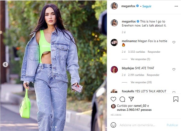 O post de Megan Fox no qual ela posa com seu look decotadíssimo, mas entregando o namorado de cueca em tela de bloqueio de celular (Foto: Instagram)