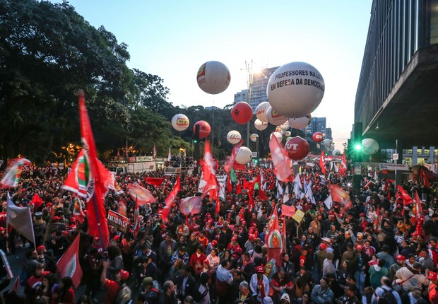 Manifestantes protestam contra o governo Temer na avenida Paulista  (Foto: Paulo Pinto/ AGPT)