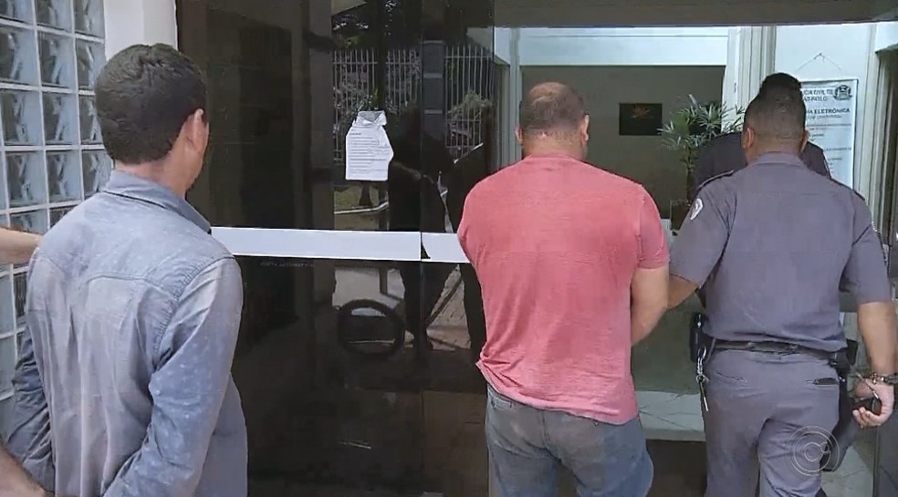 Quatro homens foram presos em flagrante por furto de gado nesta terça-feira (26) — Foto: Reprodução/TV TEM