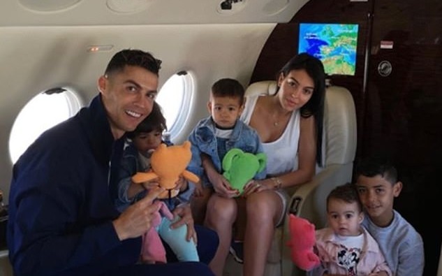 Cristiano Ronaldo com a namorada e os quatro filhos durante viagem em jatinho particular (Foto: Instagram)