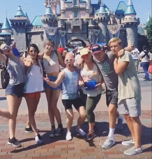 A celebridade Paris Jackson com amigos na Disney (Foto: Instagram)