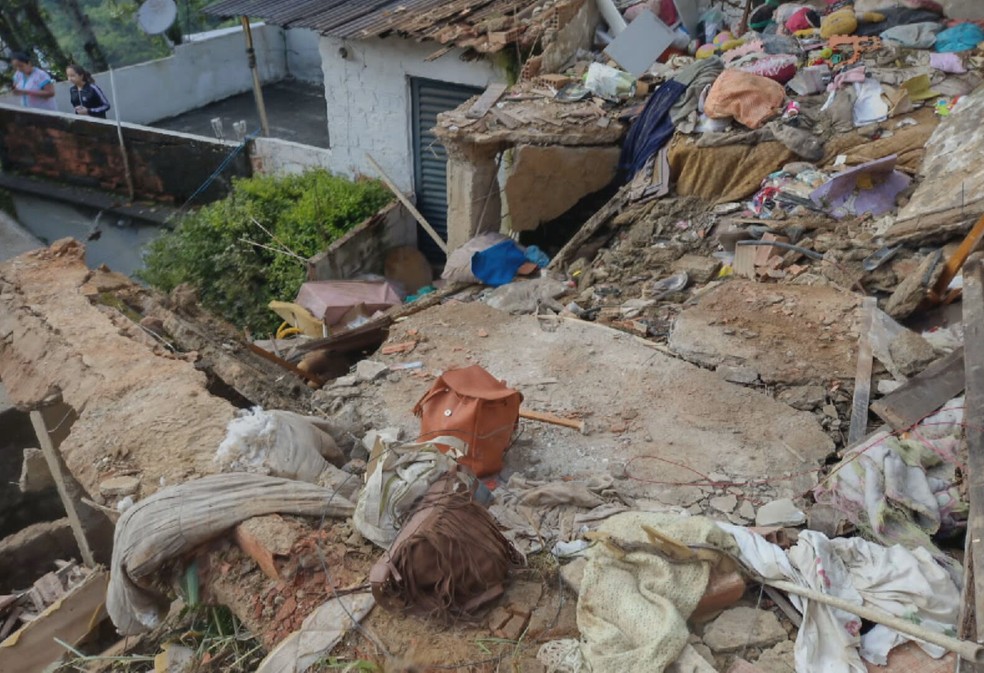 Mulher morre em desabamento de casa no Rio Comprido, Zona Norte do Rio — Foto: Reprodução/ TV Globo
