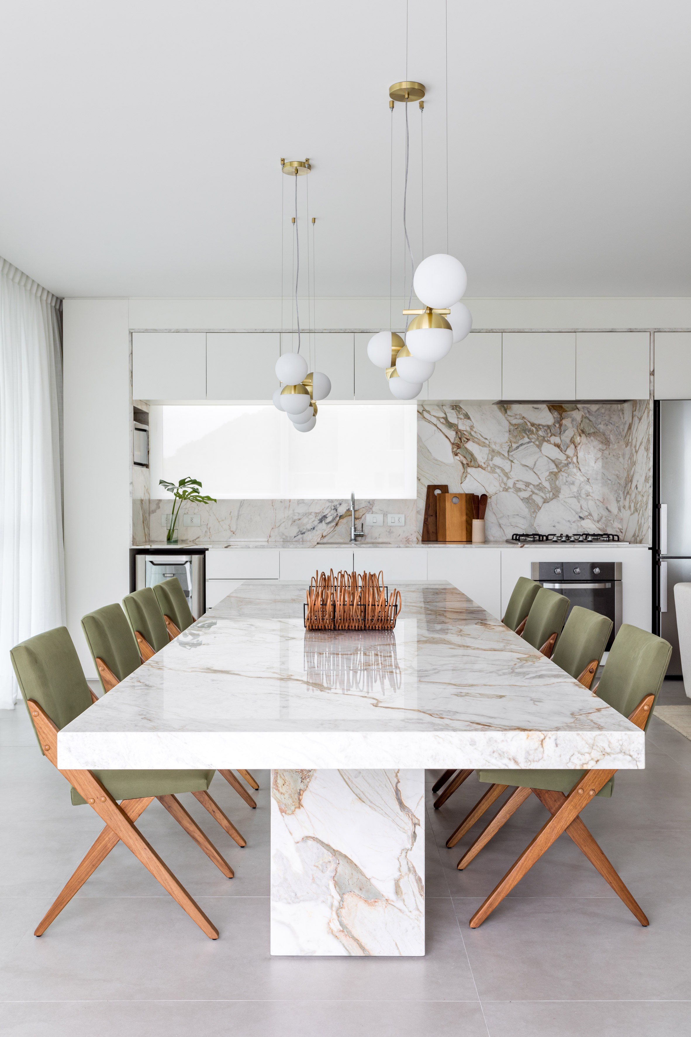 Décor do dia: sala de jantar com mármore e toques dourados (Foto: Fran Parente)
