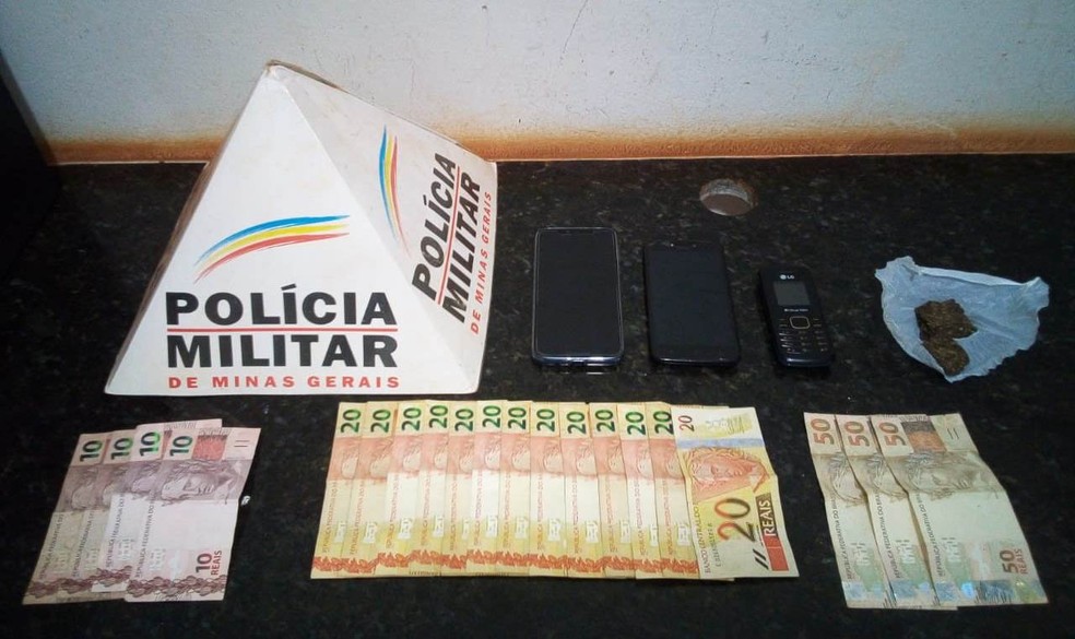 Drogas, dinheiro e celulares apreendidos durante a operação na área da 10ª RPM — Foto: Polícia Militar/Divulgação