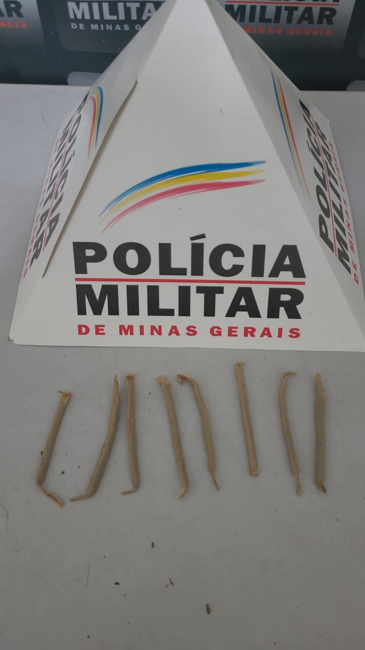 Criança encontra cigarro de maconha em pátio de escola em MG e acha que é bombinha