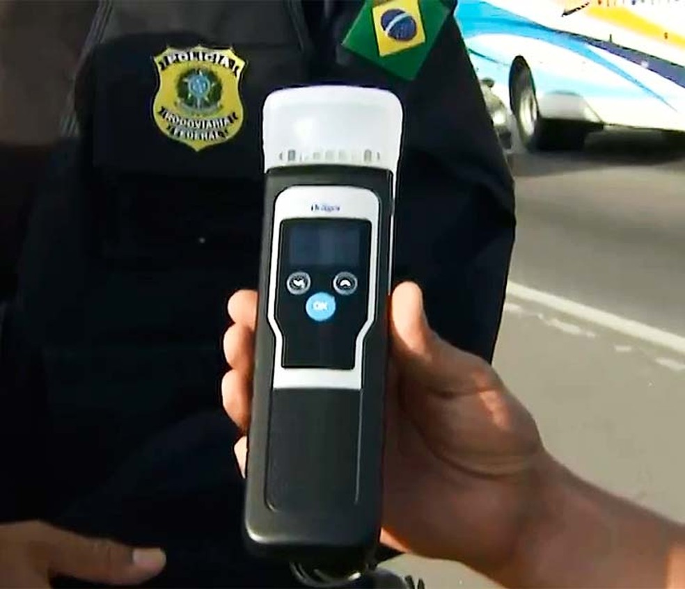 Bafômetro que identifica álcool no ar começa a ser usado pela PRF na Bahia nesta quinta-feira — Foto: Reprodução/TV Bahia