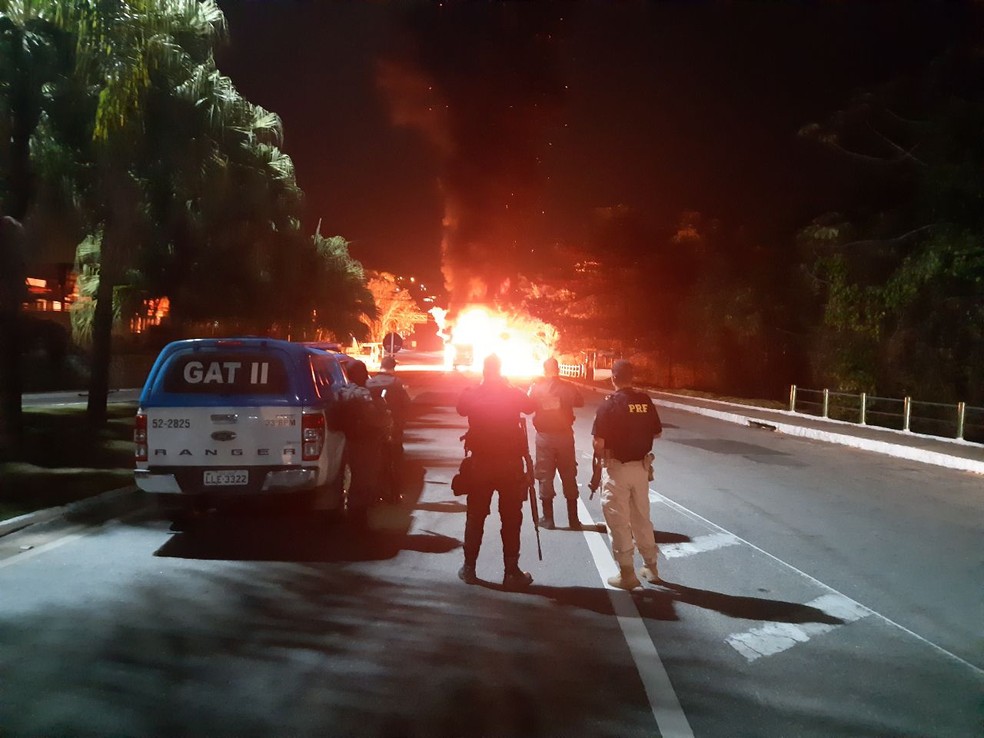 Ãnibus incendiado na Rio-Santos, em Angra â Foto: PRF
