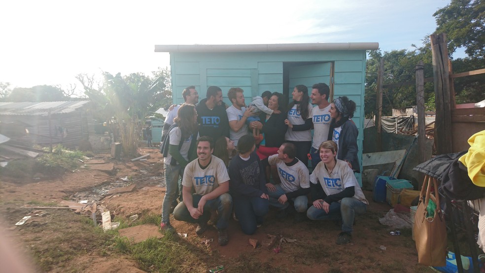 Voluntários comemoram a entrega das casas no bairro em Bauru  (Foto: Julia Martins / G1 )