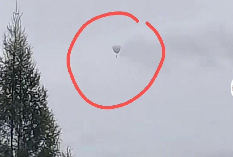 Balão fica à deriva com catador de nozes na China (Foto: Reprodução / Weibo)