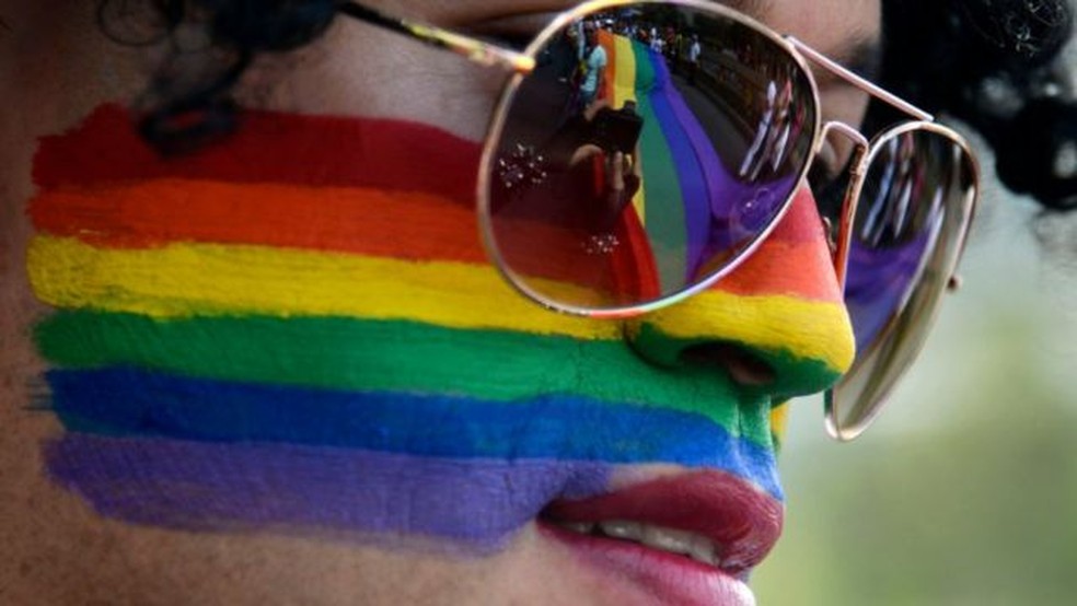 Um relatório elaborado em 2020 pelo Instituto Williams, da Faculdade de Direito da Universidade da Califórnia, apontou que homossexuais ou bissexuais - o levantamento não incluiu pessoas trans - que são submetidos a esse tipo de terapia de conversão têm quase o dobro de probabilidade de tentar ou pensar em suicídio em comparação com pessoas que não passaram por isso. — Foto: Getty Images via BBC