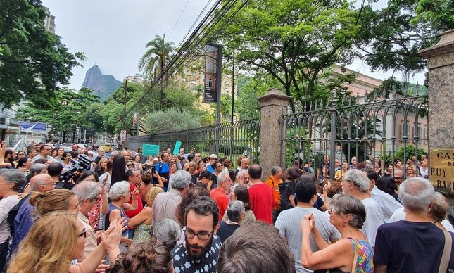 Manifestantes protestam contra exonerações na Casa de Rui Barbosa