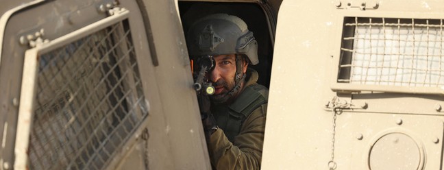 Soldado israelense durante uma operação militar na cidade palestina de Silwad, perto da cidade de Ramallah, na Cisjordânia ocupada  — Foto: ABBAS MOMANI / AFP