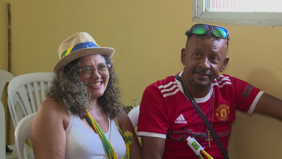 Júlio César Almeida e Maria de Fátima Pereira assistiram ao jogo do Brasil na casa no Cabo de Santo Agostinho decorada para o Mundial — Foto: Reprodução/TV Globo