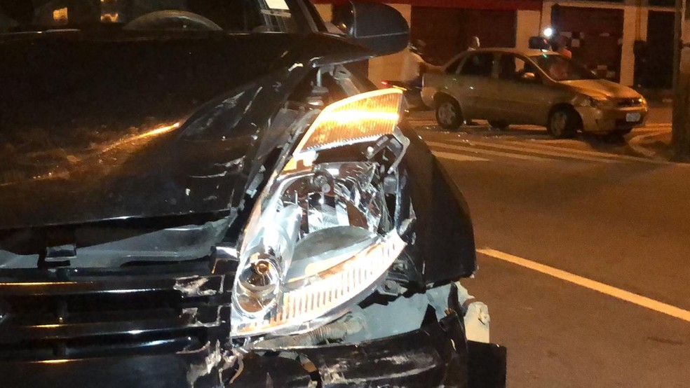 Acidente na avenida Vasco da Gama envolveu três carros na noite do domingo (10), em João Pessoa — Foto: Walter Paparazzo/G1