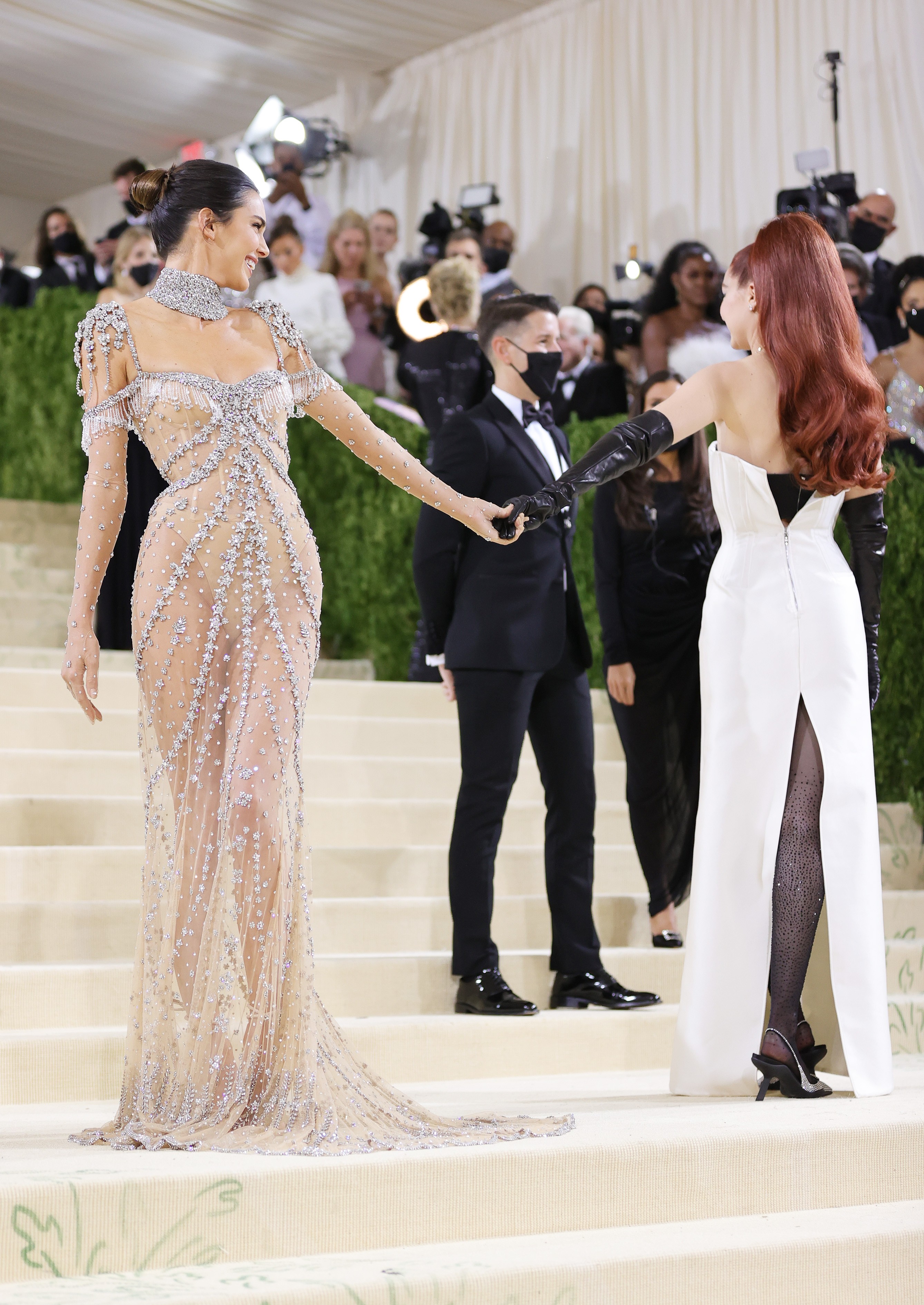 NEW YORK, NEW YORK - SEPTEMBER 13: Kendall Jenner and Gigi Hadid attend The 2021 Met Gala Celebrating In America: A Lexicon Of Fashion at Metropolitan Museum of Art on September 13, 2021 in New York City. (Photo by Mike Coppola/Getty Images) (Foto: Getty Images)