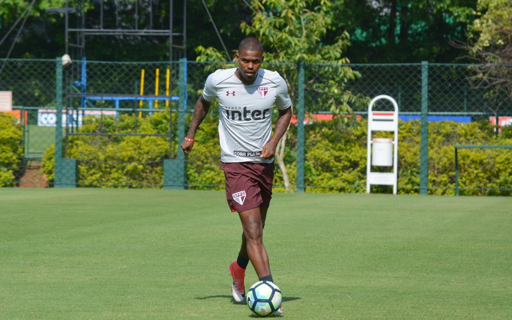 Maicosuel durante treino do São Paulo, em 2017 — Foto: Erico Leonan / site oficial do SPFC