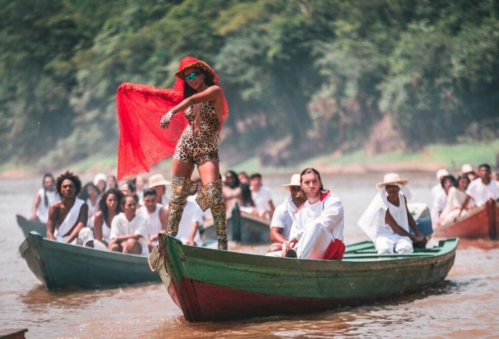 Anitta e Alesso no clipe de 'Is That For Me' (Foto: Divulga��o)