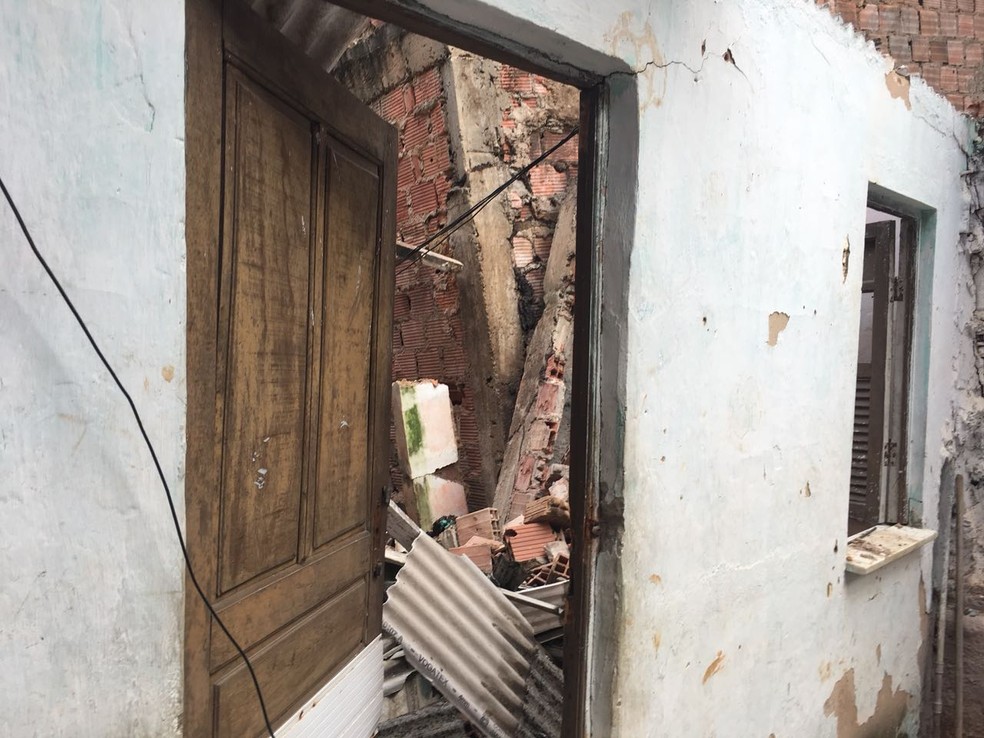 Local foi isolado pela Defesa Civil (Foto: Cl&eacute;riston Santana/ TV  Bahia)