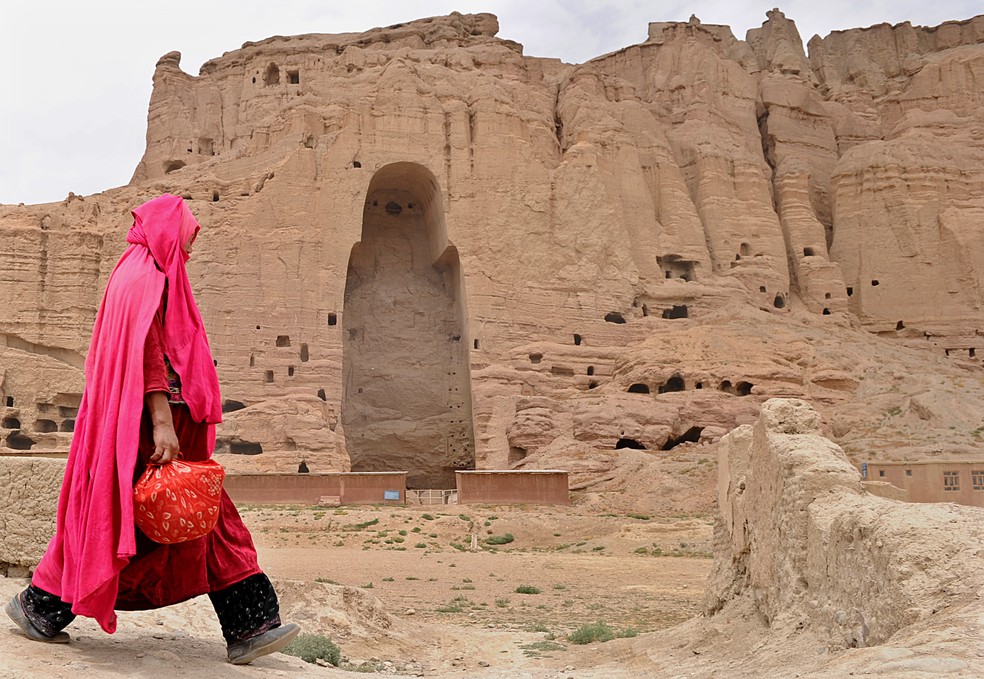 Imagem de 2018 mostra mulher em frente a um local onde antes do Talibã havia uma estátua gigante de Buda em Bamiyan — Foto: Shah Marai/AFP