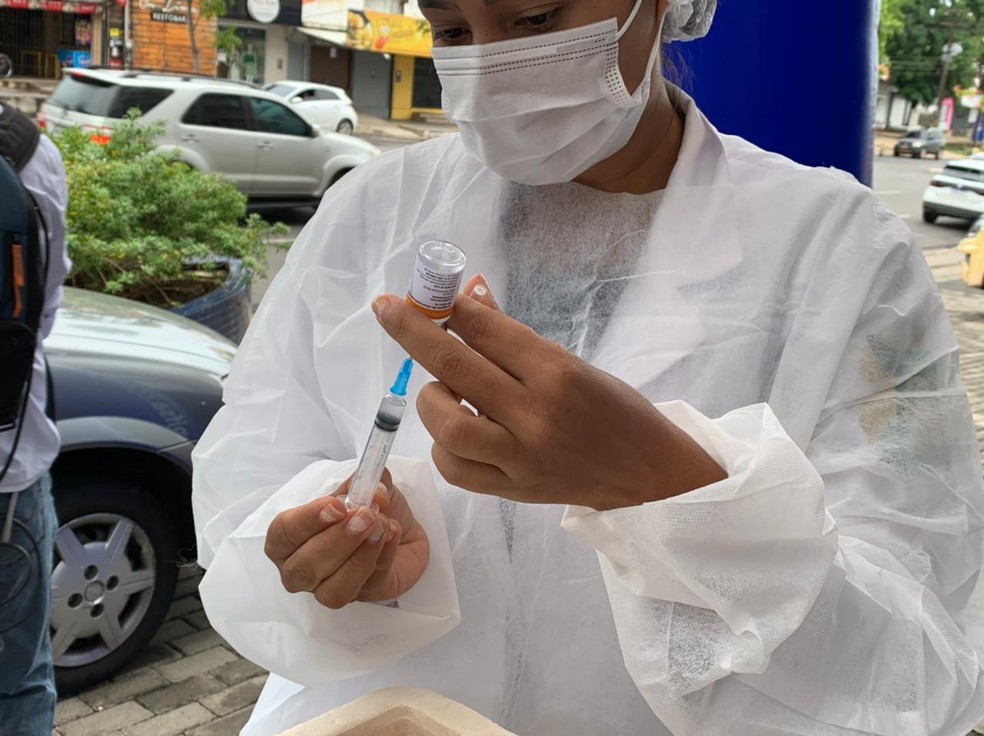 Vacinas estão sendo distribuídas em quatro pontos de drive-thru em Teresina — Foto: Laura Moura /G1