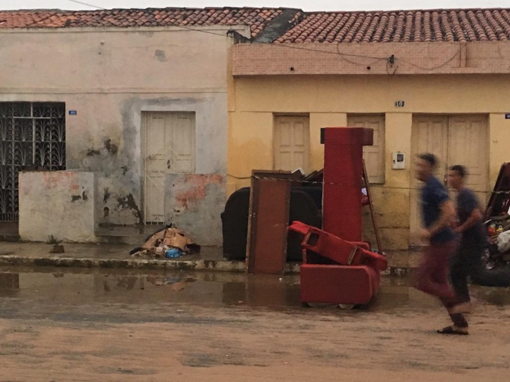 Moradores correm após alerta de evacuação em Coronel João Sá — Foto: Alan Tiago Alves/G1