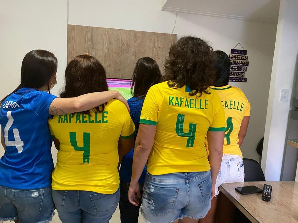 Família vestiu a camisa de Rafa para torcer pela seleção brasileira — Foto: Arquivo Pessoal