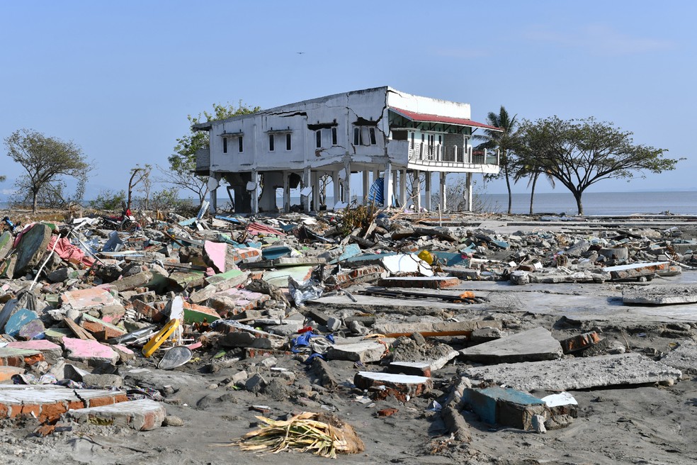 Um prédio é visto em meio aos destroços em uma vila de pescadores no subdistrito de Lere, em Palu, na Indonésia, depois de terremoto seguido de tsunami, sem setembro — Foto: Adek Berry/AFP
