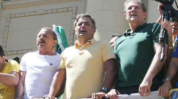 Aécio Neves sobe em trio elétrico durante protestos contra o governo em BH (Foto: Agência EFE)