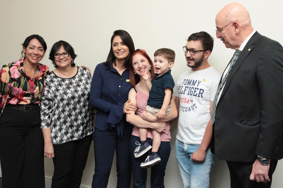 Menino Arthur em BrasÃ­lia com os pais e primeira-dama Michelle Bolsonaro â Foto: MMFDH/ReproduÃ§Ã£o