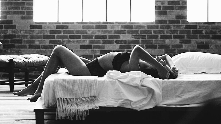 Bruna Marquezine sensualiza de lingerie na cama (Foto: Reprodução/Instagram)