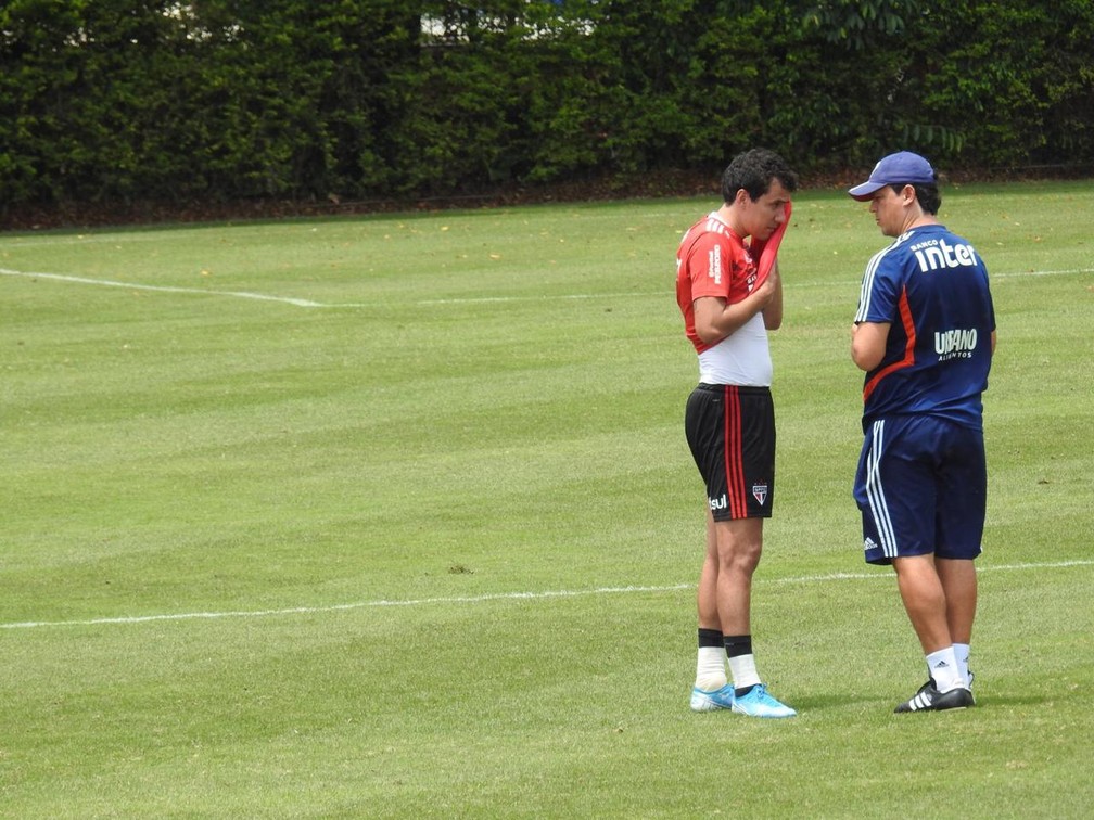 Pablo e Fernando Diniz conversando durante um treino do São Paulo no CT — Foto: Marcelo Hazan