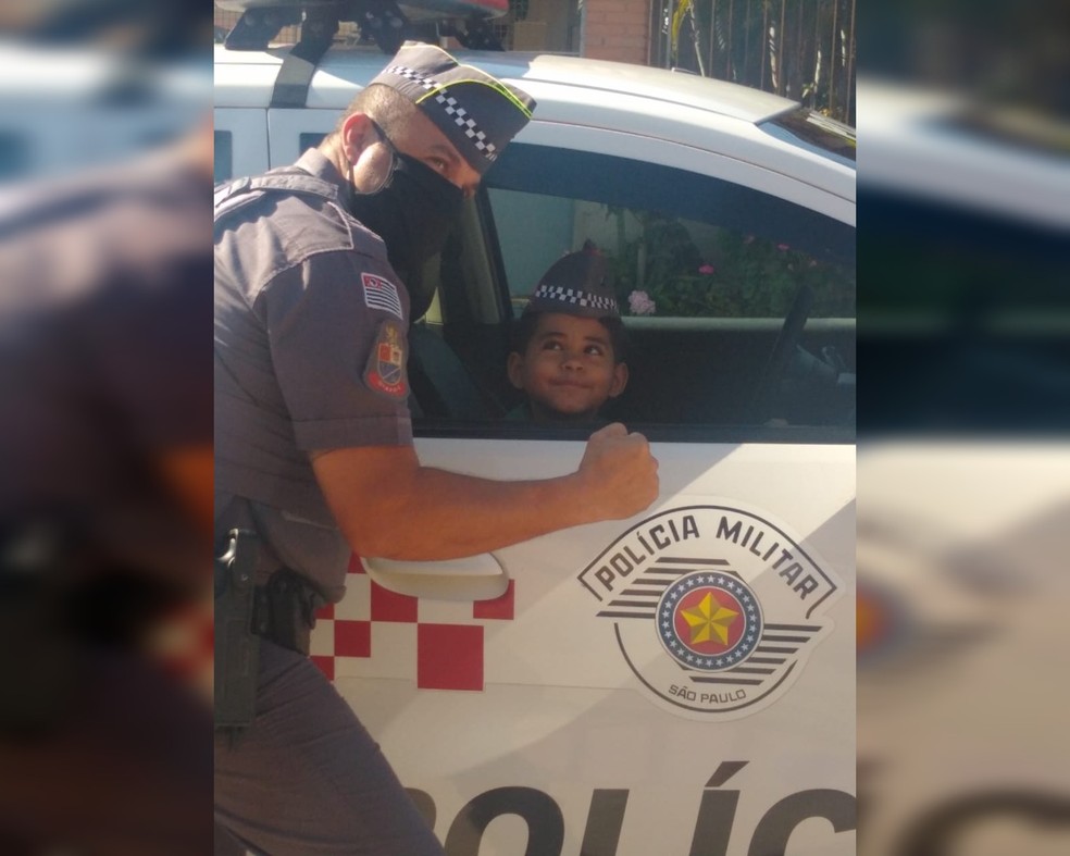 Menino de 4 anos que sonha em ser policial recebe visita surpresa da PM — Foto: Arquivo pessoal 