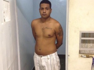 Um dos suspeitos que tentou assaltar a clínica (Foto: Polícia Militar/Divulgação)