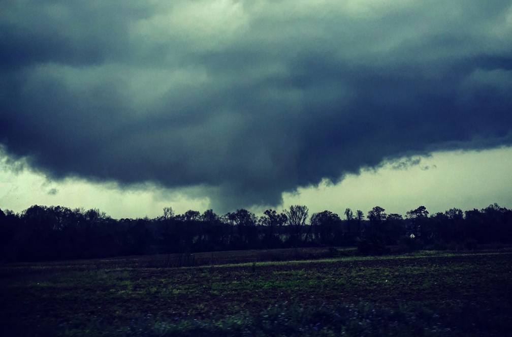Foto mostra formação de tornado em Dothan, no Alabama, no domingo (4)  — Foto: Courtesy Of Justin Merritt/ Instagram / AFP