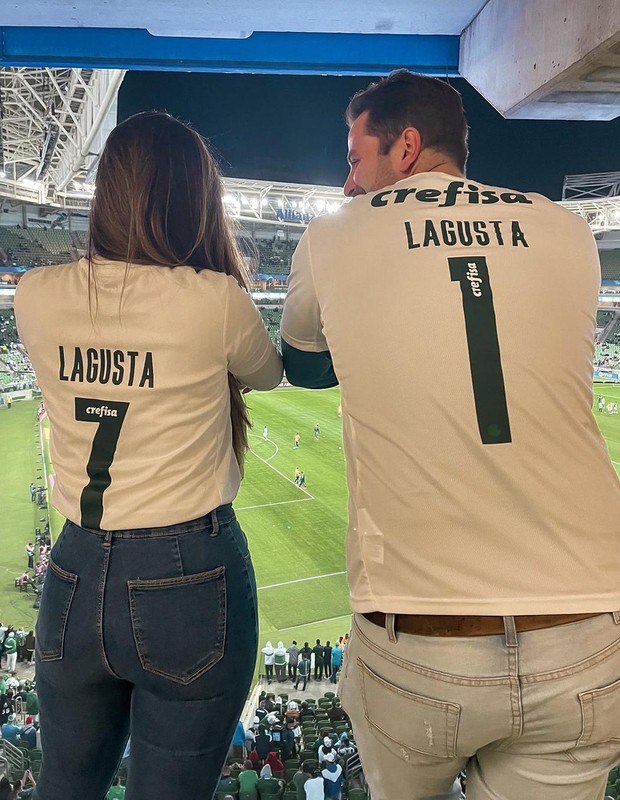 Lais Caldas e Gustavo Marsengo assistem a jogo de futebol em estádio (Foto: Reprodução/Instagram)