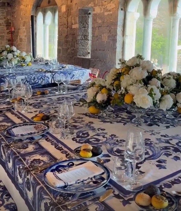 Arranjo da mesa do almoço pré-casamento de Kourtney Kardashian e Travis Barker na Itália (Foto: Instagram)