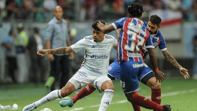 Filipe Machado, do Cruzeiro, tenta a jogada diante da marcação de Kayky e Everaldo, do Bahia