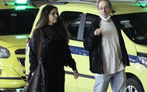 Letícia Sabatella e Daniel Dantas são clicados durante passeio