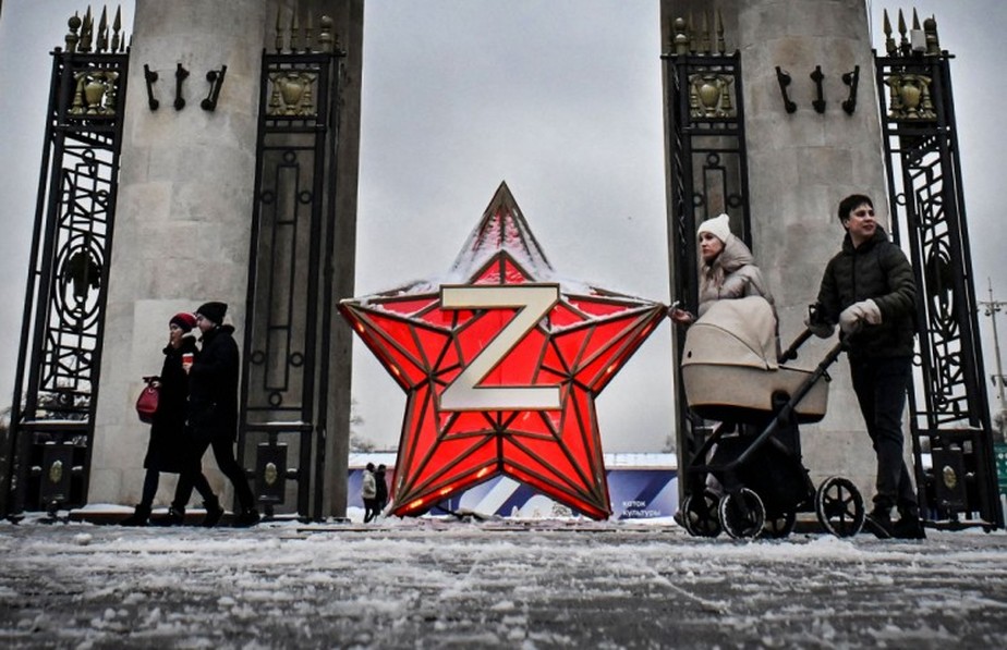 Transeuntes passam por uma estrela do Kremlin com decoração de Ano Novo, com a letra Z, uma insígnia tática das tropas russas na Ucrânia, no Parque Gorky, em Moscou