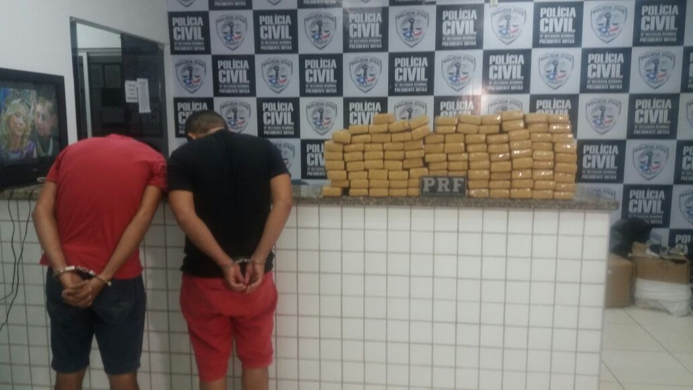 Dois homens foram conduzidos junto com a droga para a Delegacia de Polícia Civil em Presidente Dutra (Foto: Divulgação/ Polícia Rodoviária Federal)