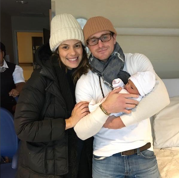 O filho mais velho de Michael Douglas, Cameron, com a namorada brasileira e a filha dos dois (Foto: Instagram)