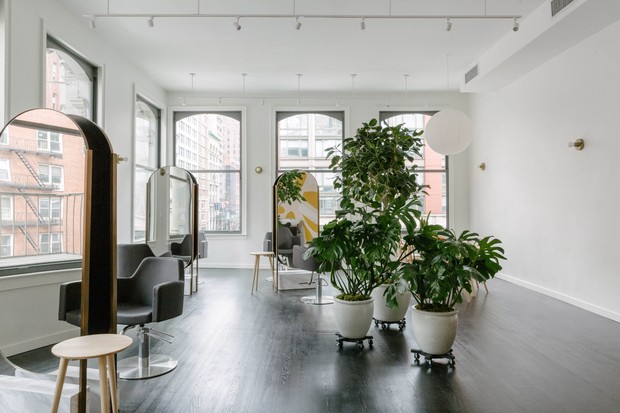 Este salão de beleza em Nova York foi desenhado para manter o distanciamento social  (Foto: Nick Glimenakis / Divulgação)