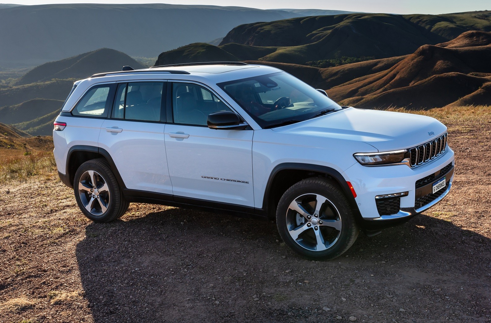 Jeep Grand Cherokee volta ao Brasil e faz quase 20 km/l para brigar com a Volvo