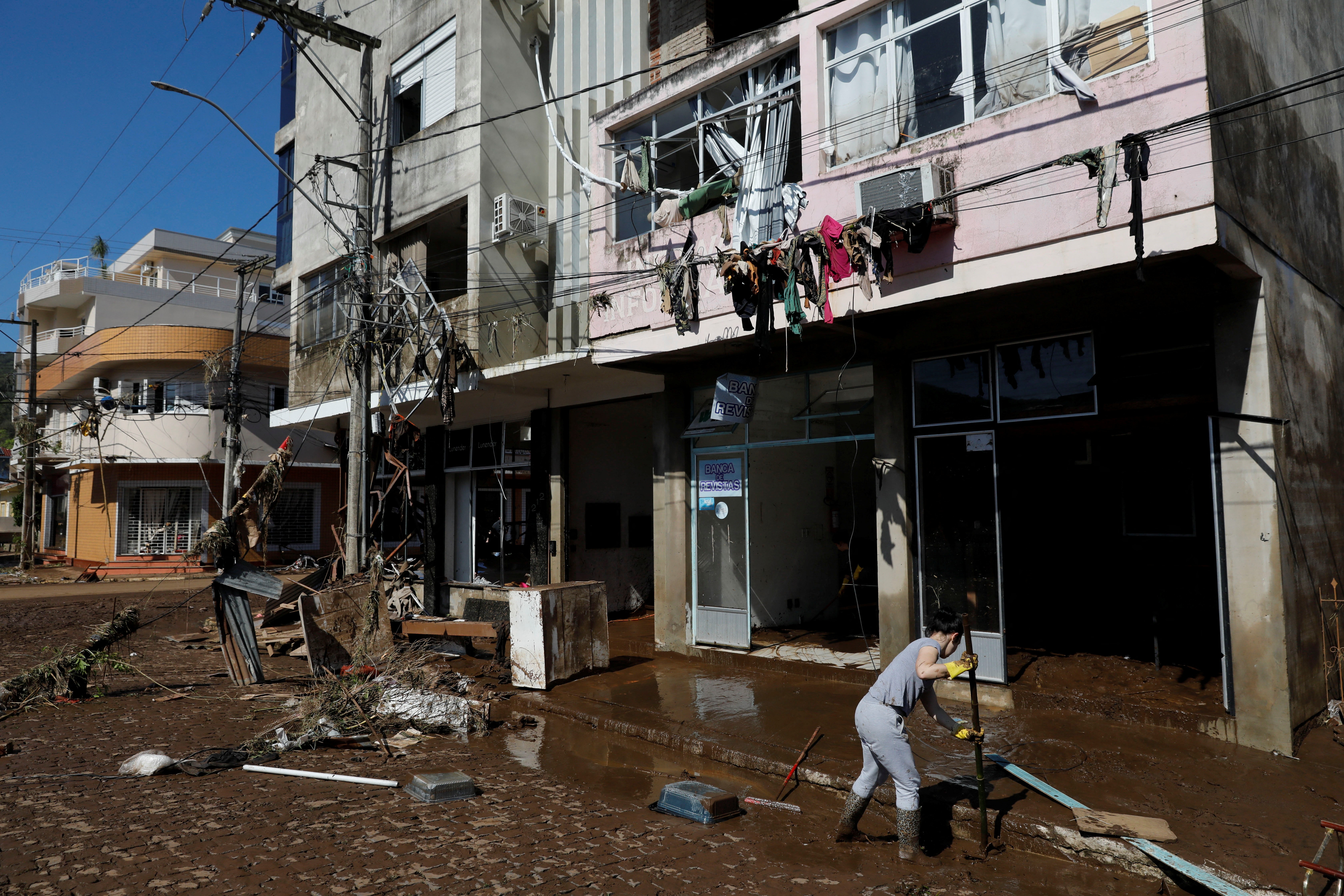 R$ 2,5 mil em parcela única: entenda auxílio para população fora de casa após enchentes no RS