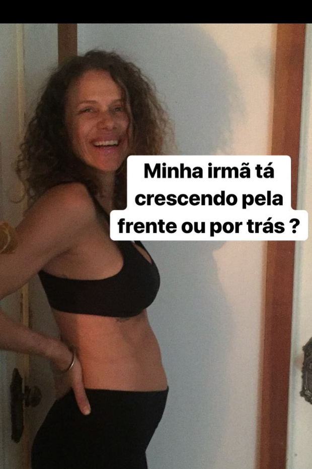 Laura Neiva brinca com gravidez da mãe (Foto: Reprodução/Instagram)
