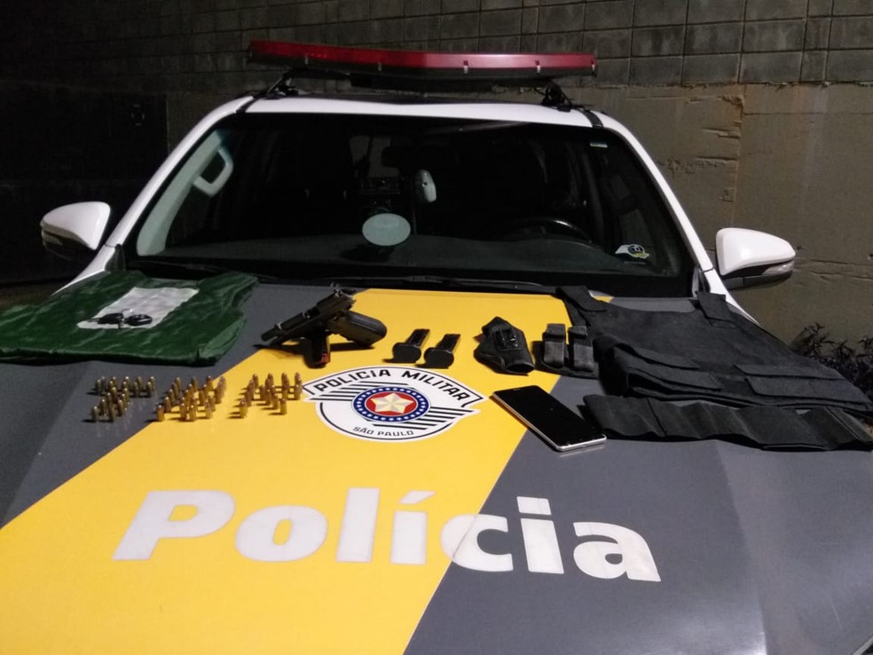 Arma e munições foram apreendidas em Jundiaí — Foto: Polícia Militar/Divulgação