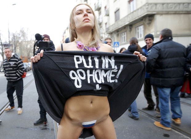 Ativistas do Femen protestam contra visita deo presidente russo, Vladimir Putin, à Bulgária (Foto: Laszlo Balogh/Reuters)
