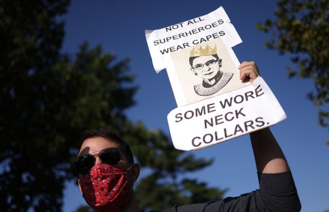 WASHINGTON, DC - SEPTEMBER 23: A mourner holding a sign that reads "Not all superheroes wear capes, some wore neck collars" stands outside of the U.S. Supreme Court where Associate Justice Ruth Bader Ginsburg is lying in repose, on September 23, 2020 in W (Foto: Getty Images)