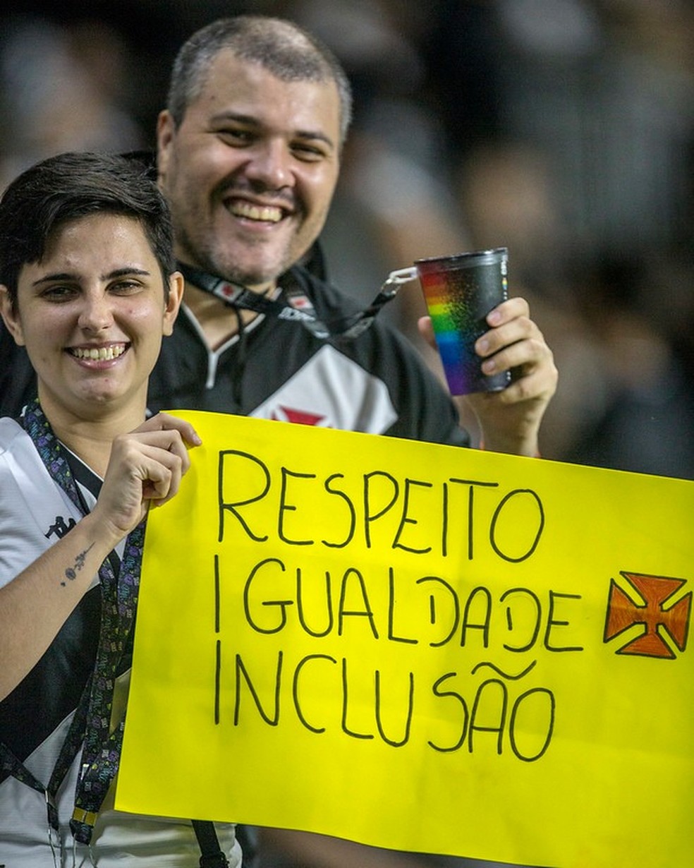 Faixa de torcedores do Vasco com o lema do clube — Foto: Daniel Ramalho / Vasco